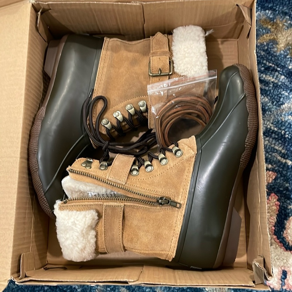 Sperry Shearwater Buckle Caramel size 8